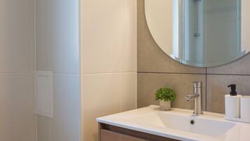 Familjelägenhet - icke-rökare - balkong | Badrum | Hårtork, handdukar, tvål och toalettpapper