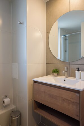 Familjelägenhet - icke-rökare - balkong | Badrum | Hårtork, handdukar, tvål och toalettpapper