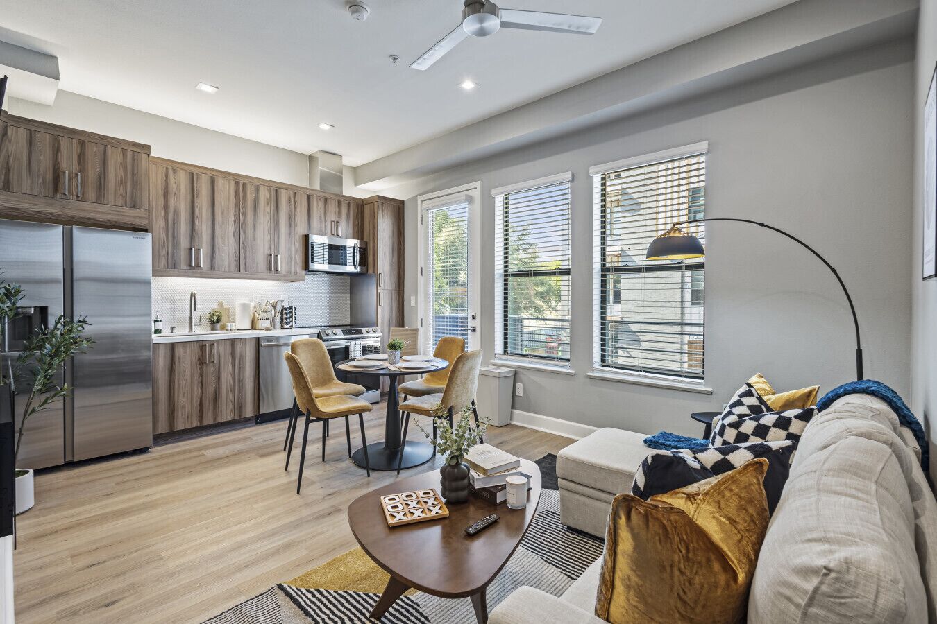 テレビ、暖炉、書庫、ステレオ