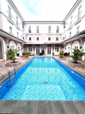 Outdoor pool - Suite Room by Echa at Alesha House (Pagedangan)