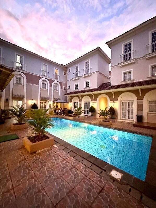 Una piscina al aire libre