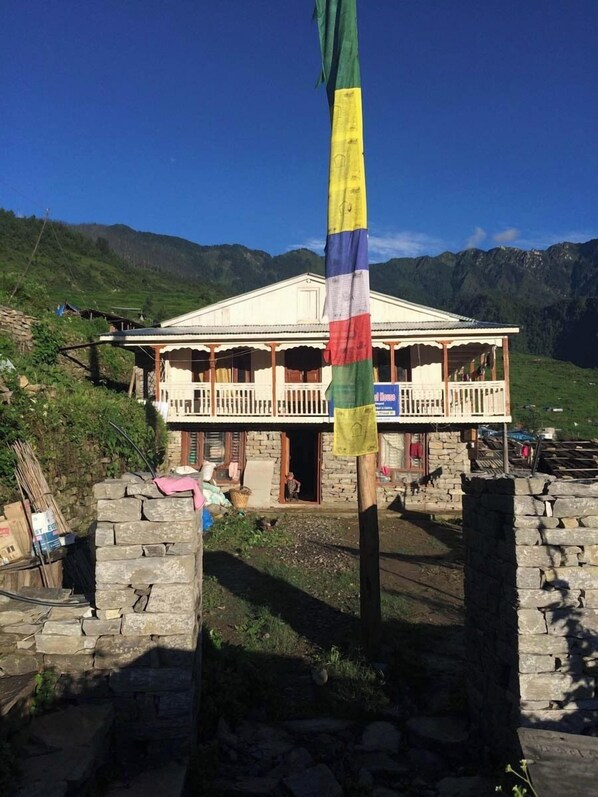 Front of property - PALDOR PEAK GUEST HOUSE (Gatlang)