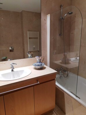 Haartrockner, Bidet, Handtücher, Seife