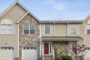 Exterior - Spacious 3BR Near Rutgers & Princeton & NYC Access (Franklin Township)