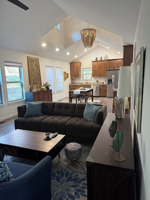 Smart TV, DVD player - Relax at a pristine home a short walk from the center of historic Tryon ! (Tryon)