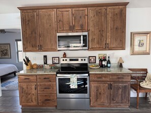 Fridge, microwave, oven, stovetop - Relax at a pristine home a short walk from the center of historic Tryon ! (Tryon)