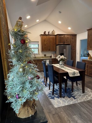 Dining - Relax at a pristine home a short walk from the center of historic Tryon ! (Tryon)