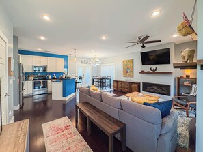 Living area - Blue Haven Retreat- 2BR + 2BA (Paducah)