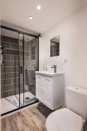 Een douche, een haardroger, handdoeken, zeep