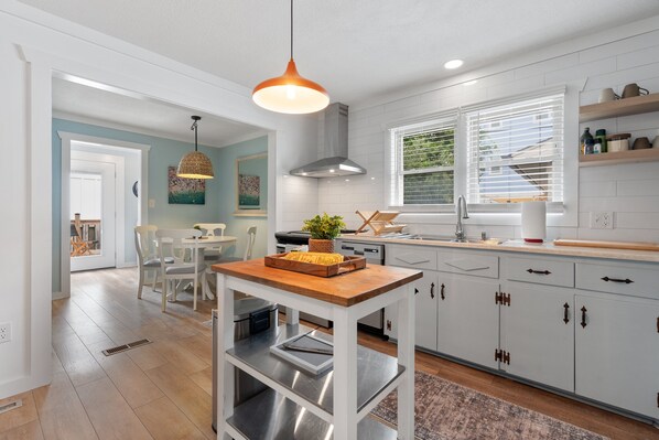 Jääkaappi, mikroaaltouuni, uuni, liesi