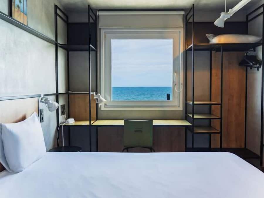 Tempat tidur bayi