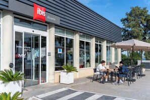 Un hôtel Ibis à Alicante doté d’une terrasse et offrant une vue sur un ciel dégagé.