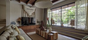 TV - Lavanya Villa Berawa beach 4BR Luxury stay (Kuta Utara)