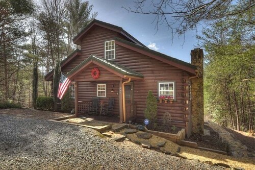 Charming Cherry Log Cabin Retreat — Cozy, Peaceful & Close to Blue Ridge
