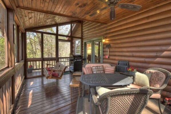 Outdoor dining - Charming Cherry Log Cabin Retreat — Cozy, Peaceful & Close to Blue Ridge (Cherry Log)