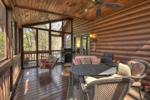 Charming Cherry Log Cabin Retreat — Cozy, Peaceful & Close to Blue Ridge
