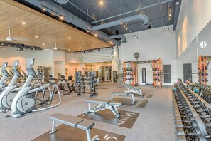 Fitness facility - High-Rise Apartment with Panoramic Skyline Views (Tampa)