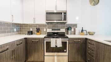 Kjøleskap, mikrobølgeovn, ovn og kokeplater