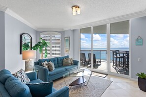 TV - Luxury Penthouse Oasis • Panoramic Gulf Views (Navarre)