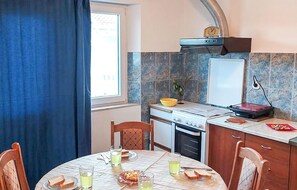 Fridge, oven, stovetop, cookware/dishes/utensils - Stunning apartment in Orebic with WiFi (Orebic)