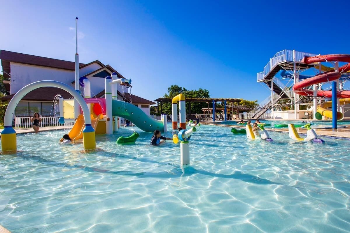 Ein Wasserpark mit Rutschen und Wasserspielgeräten.