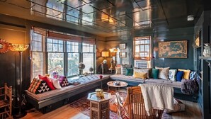 Un salon chaleureux avec un banc intégré, un canapé et une table basse.
