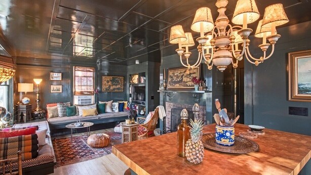 Un salon chaleureux avec une table basse en bois, un canapé et un lustre.