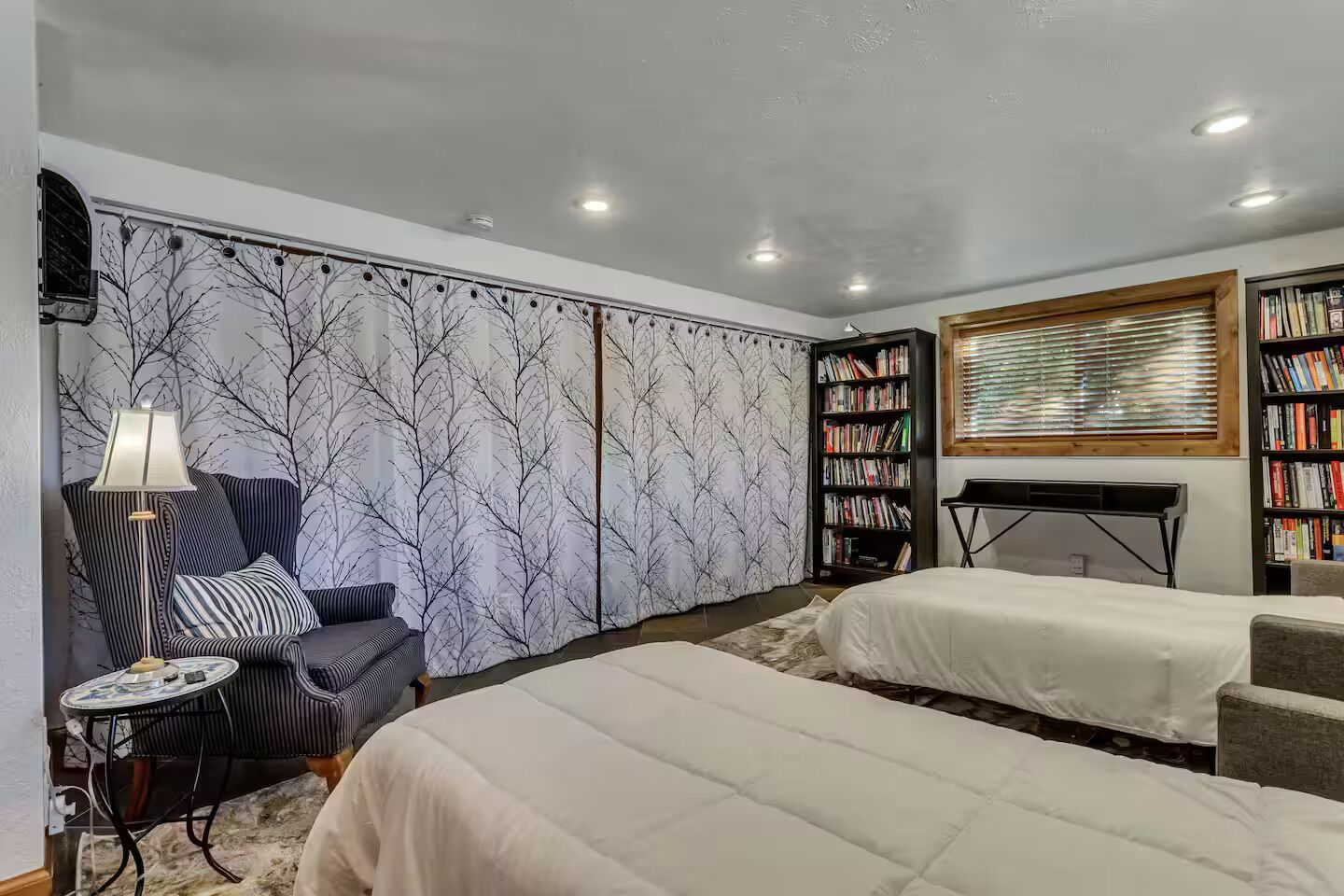 3 habitaciones, tabla de planchar con plancha, wifi y ropa de cama 