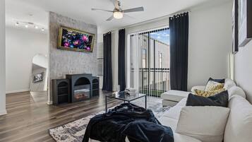 Televisión y chimenea