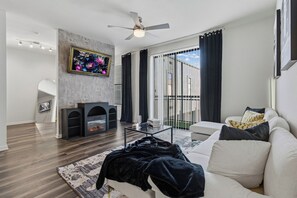 Televisión y chimenea 