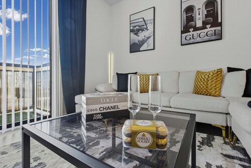 Walkable Domain Stay: Steps to Top Dining & Luxury Shops