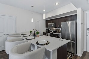 Microondas, horno, parrilla de estufa y lavavajillas 