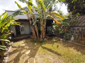 Property grounds - Ti Kaz Bananier, a haven of peace surrounded by greenery, close to all amenities. (Saint Gilles les Hauts)