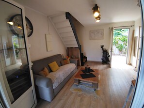 TV, books - Ti Kaz Bananier, a haven of peace surrounded by greenery, close to all amenities. (Saint Gilles les Hauts)