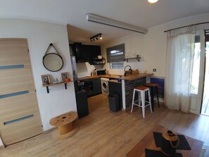 Fridge, microwave, oven, stovetop - Ti Kaz Bananier, a haven of peace surrounded by greenery, close to all amenities. (Saint Gilles les Hauts)