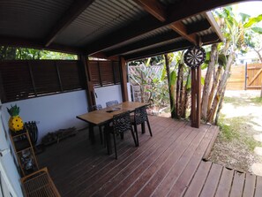 Outdoor dining - Ti Kaz Bananier, a haven of peace surrounded by greenery, close to all amenities. (Saint Gilles les Hauts)