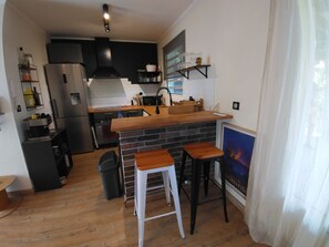 Fridge, microwave, oven, stovetop - Ti Kaz Bananier, a haven of peace surrounded by greenery, close to all amenities. (Saint Gilles les Hauts)