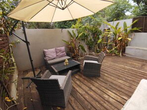 Terrace/patio - Ti Kaz Bananier, a haven of peace surrounded by greenery, close to all amenities. (Saint Gilles les Hauts)