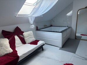 Serviettes fournies, savon, papier toilette