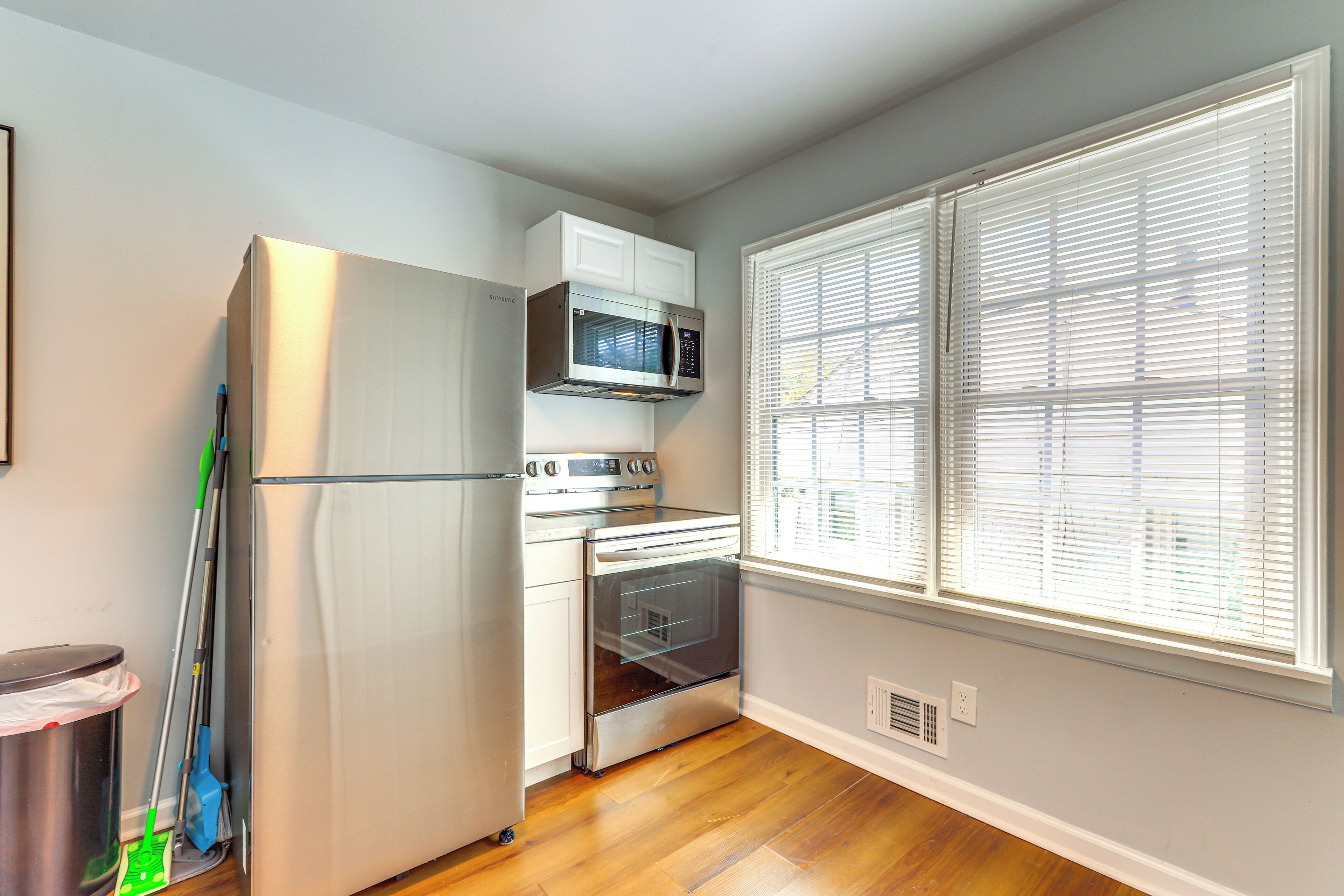 Fridge, microwave, stovetop, dishwasher