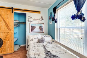 2 bedrooms, desk, Internet, bed sheets - Paddle, Hike & More: Quiet Home in High Springs! (High Springs)