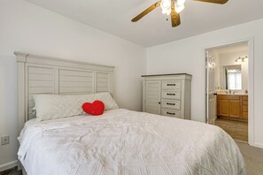 3 habitaciones, tabla de planchar con plancha, internet y ropa de cama