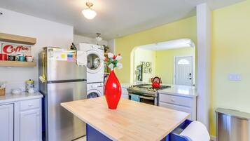 Refrigerador, microondas, placa de cocina, lavavajillas