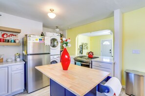 Frigorífico, microondas, placa de cocina y lavavajillas