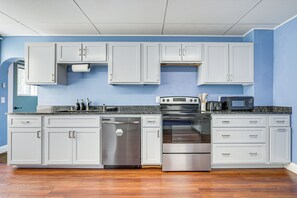 Fridge, microwave, stovetop, dishwasher