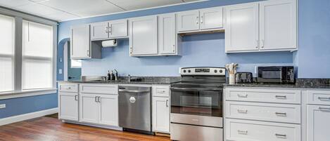 Réfrigérateur, micro-ondes, plaque de cuisson, lave-vaisselle