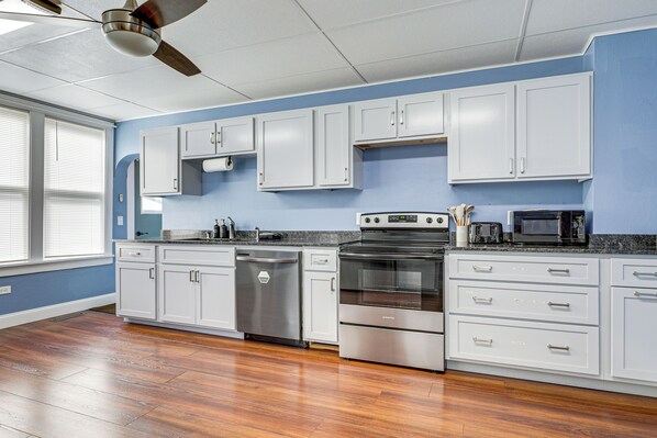 Fridge, microwave, stovetop, dishwasher