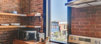 Convenient Couple's Retreat in Dtwn Marshall!