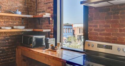 Convenient Couple's Retreat in Dtwn Marshall!