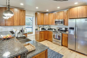 Fridge, microwave, stovetop, dishwasher - Walk to Marina & Beach: Charming Home in Hardin (Hardin)